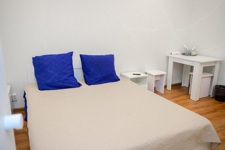 В палате тихо, чисто. Ничего лишнего — только то, что нужно, чтобы восстановиться.